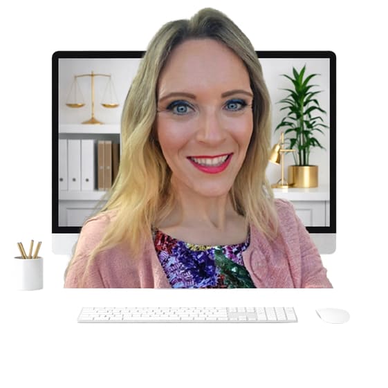 Foto dell'avv. Silvia Dalla Pozza che si stacca dal monitor del proprio pc e viene incontro all'utente: per consulenze legali online accessibili e personalizzate